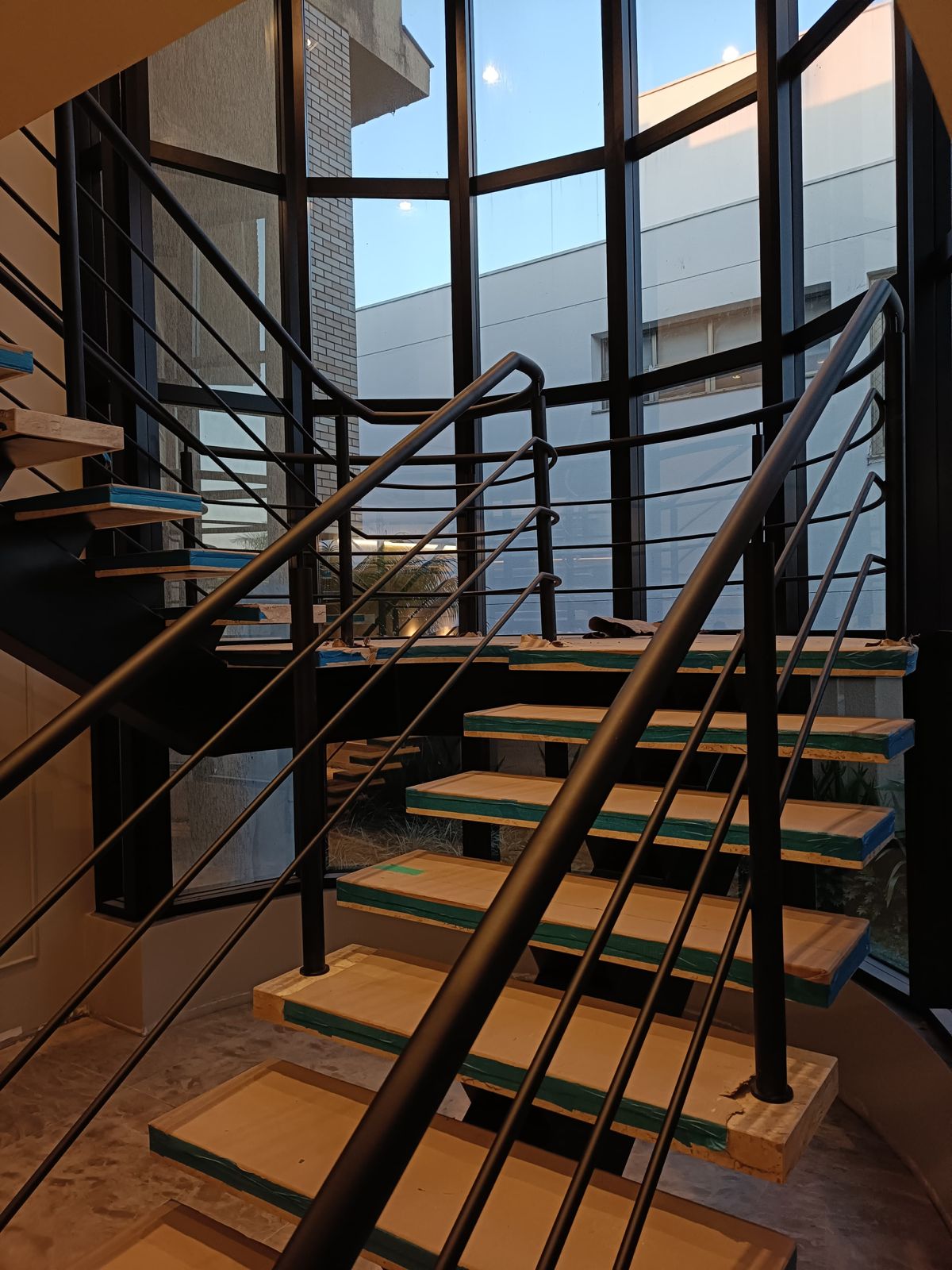 Escada residencial com estrutura metálica sob medida