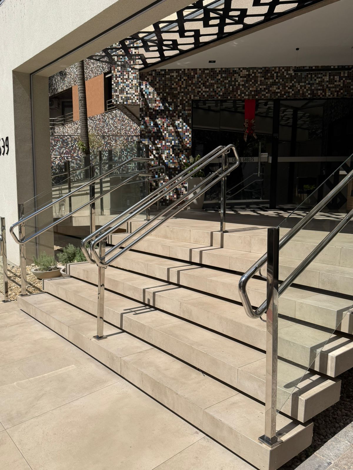 Corrimão em inox escovado com fixação lateral