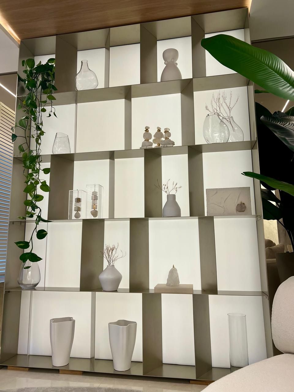 Estante de nichos iluminados com estrutura metálica