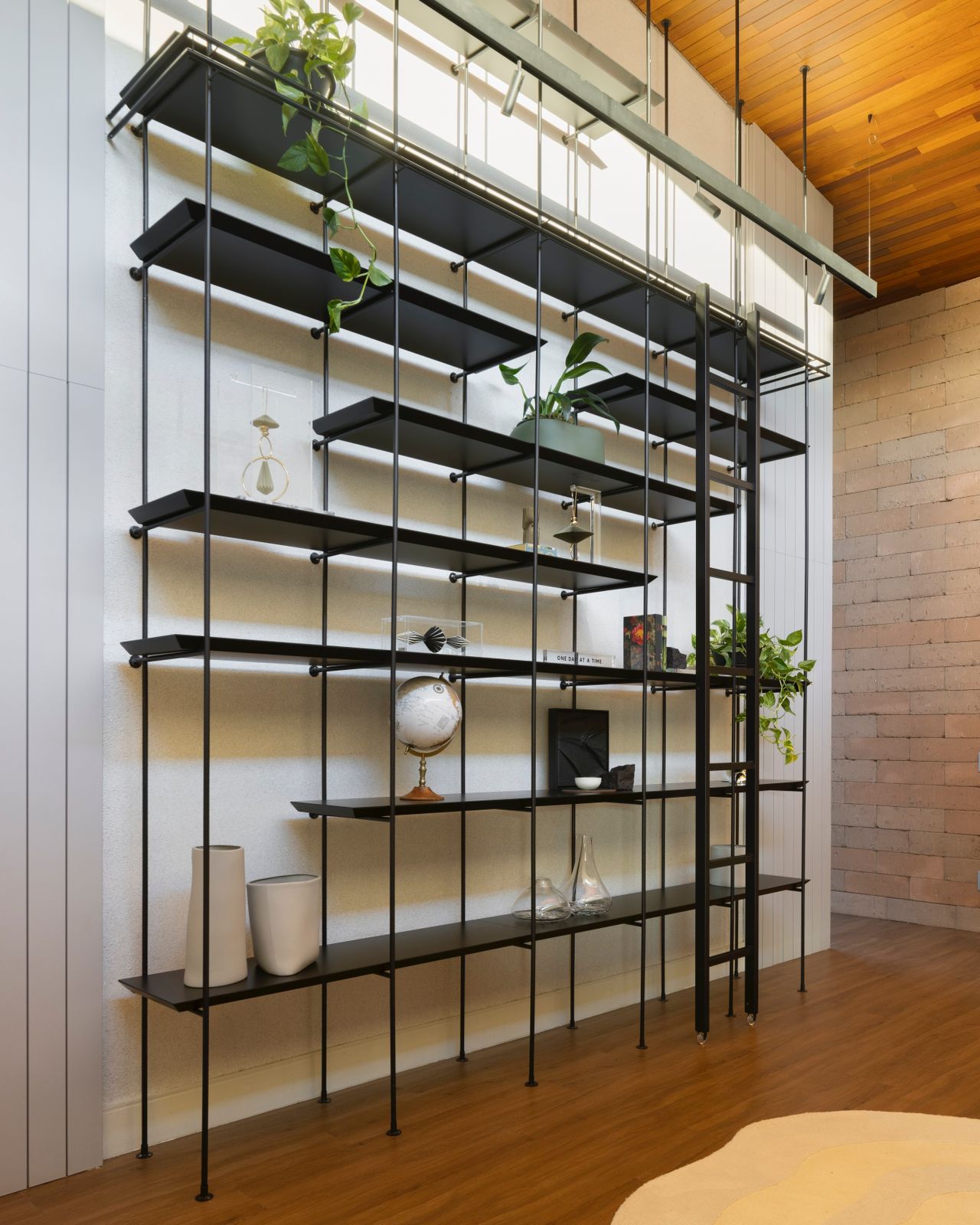 Estante modular do chão ao teto em ambiente residencial